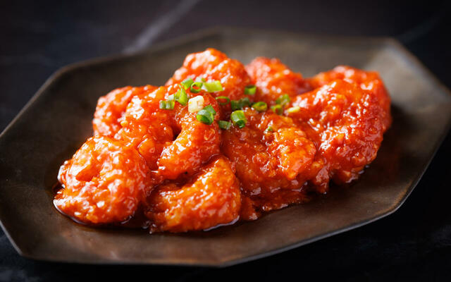 「海老のチリソース（※ディナー限定）」＜期間：2026年1月4日～2月28日＞【【浅草ビューホテル】冬の澄んだ絶景とともにグリル料理など、100種類のブッフェメニューが味わえるウインターブッフェ開催中！】