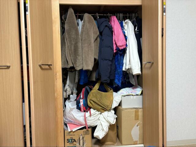 【山崎実業 伸縮収納力アップ2段ハンガー スマート・Before】使用前。1本のハンガーバーに衣類を全て掛けていたため下段のスペースが使えず、荷物が詰め込まれたカオスな状態…