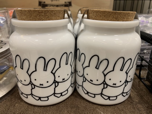 ガラス瓶の中身はキャラメルポップコーン