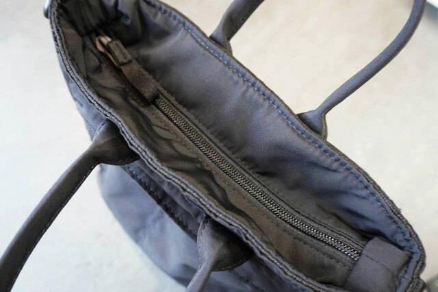 ファスナー付きで中身が落ちる心配なし