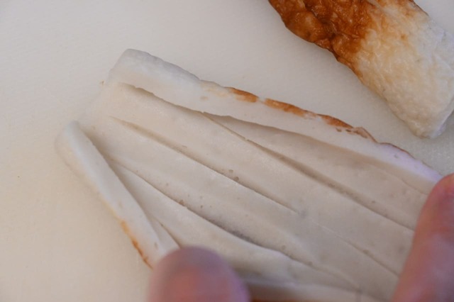 【特上ちくわの蒲焼き重】ちくわの内側に5本切れ込みを入れます