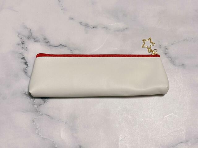 背面は装飾がないシンプルなデザイン