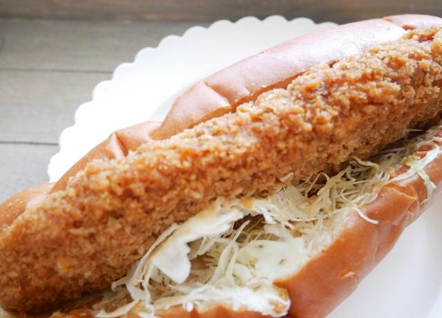 手に取ると大きさがすごい【パンも美味しいジャンボコロッケサンド　税込181円】