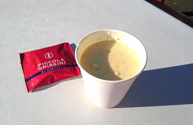 【コストコ クラムチャウダー 350円】食べる直前に、セットのクラッカーを投入して