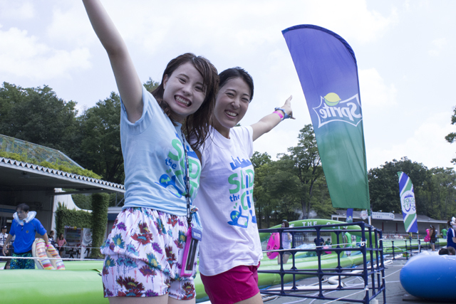 スライドザシティーに参加した水着美女たち