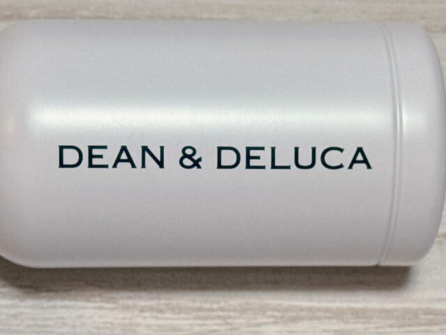 フロントには「DEAN ＆ DELUCA」のロゴプリント入り。ロゴのカラーはグレーで、パキッとしたブラックではなく、やわらかく上品な雰囲気に仕上がっています
