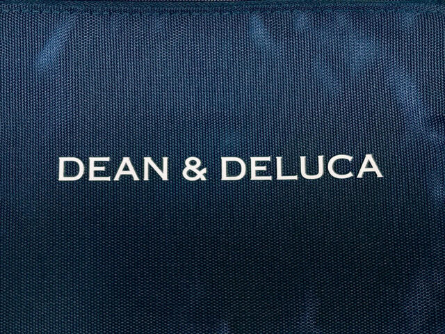 バッグとお揃いのホワイトの「DEAN ＆ DELUCA」ロゴデザイン