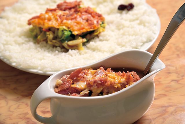 新宿の「カレー」名店／インド式 炒伽哩 新宿野村ビル店　ベーコンエッグ野菜カリー 960円