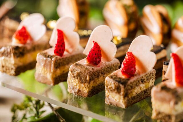 「苺チョコレートと紅茶のショートケーキ」＜期間：2026年1月15日～3月31日＞【【苺×チョコレート】CÉ LA VI TOKYOが“甘酸っぱい苺”と“濃厚チョコレート”が織りなす冬限定のブッフェを開催！】