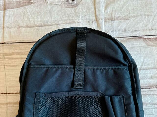 内側の背面側にはクッションポケットが1つ