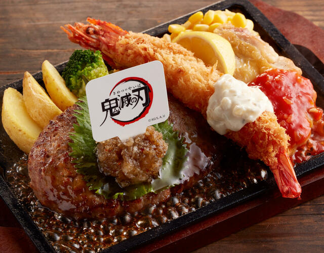「竈門炭治郎(かまどたんじろう)の炭焼きソースハンバーグコンボ」<価格:税込1,318円>【“炭治郎のハンバーグ”や“胡蝶しのぶのパフェ”が楽しめる!「ジョイフル×鬼滅の刃」コラボキャンペーンスタート!】
