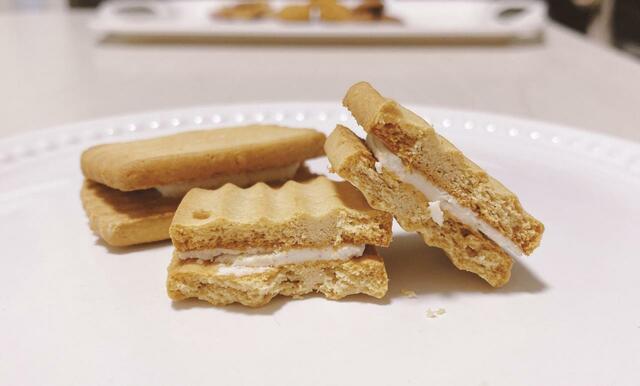 【ローソン　ブランクリームサンド】ビスケットの間にバニラクリームが挟まれていて相性抜群！
