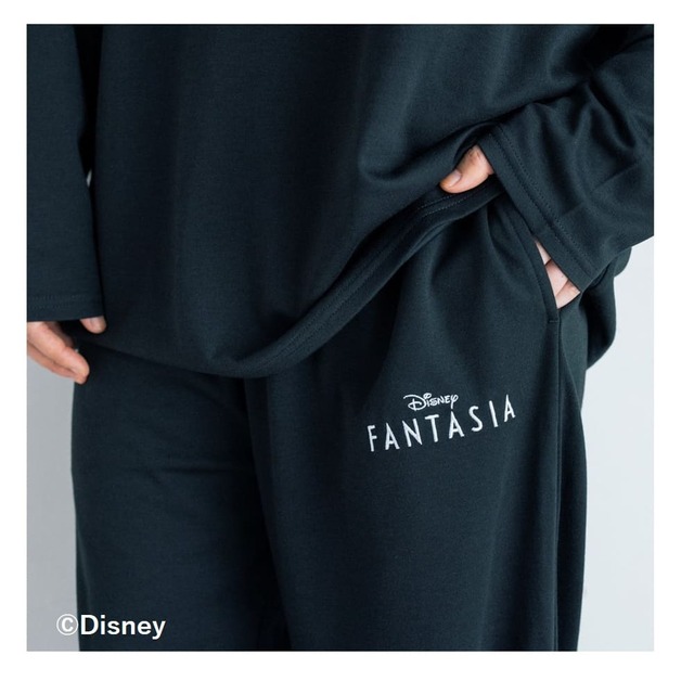 【『Disney FANTASIA 疲労回復ウェアBOOK RecoveryproLab.プレミアム[一般医療機器]』（宝島社）】パンツには「FANTASIA」ロゴをオン
