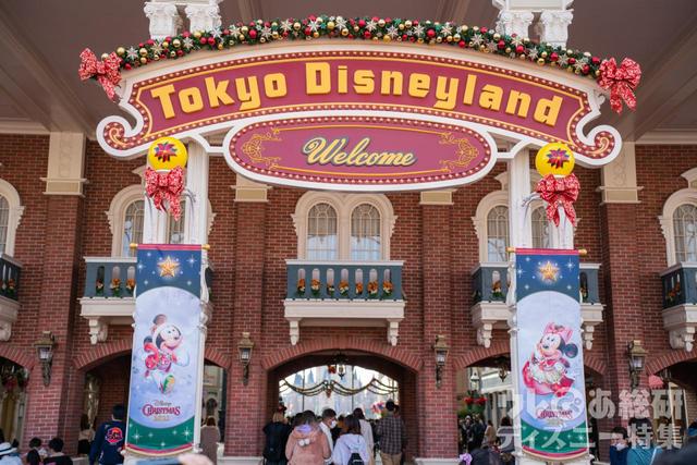 東京ディズニーランドのエントランスデコレーション