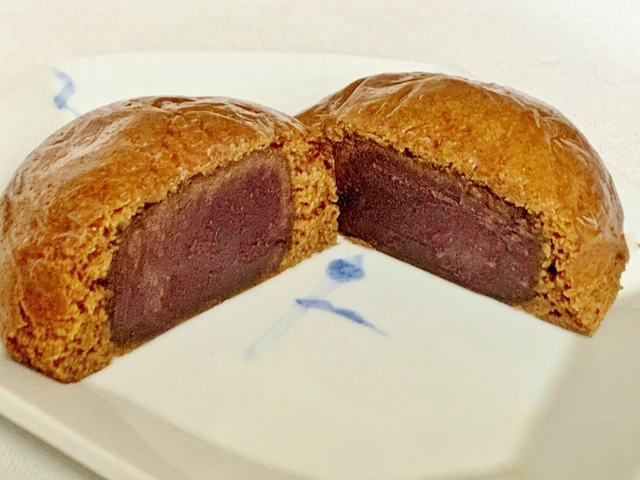 黒糖の香りがする皮としっとりした餡がよく合う