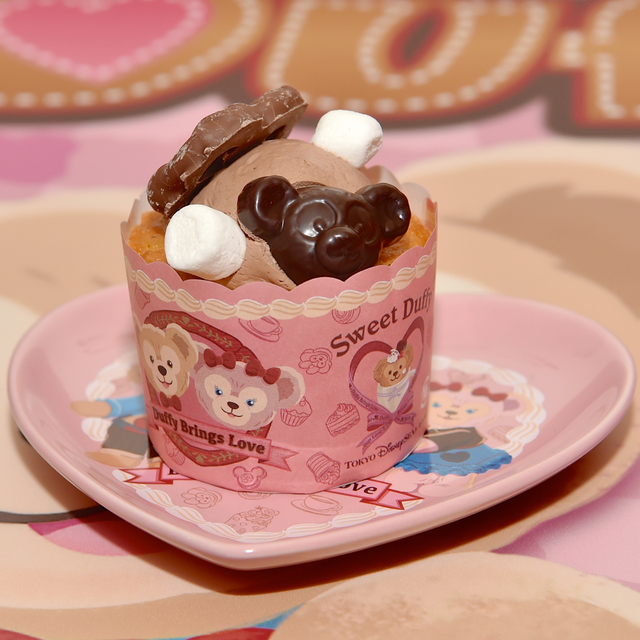 ヘーゼルナッツケーキ、スーベニアプレート付き880円 撮影 / MezzoMiki