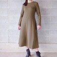 【UNIQLO コットンブレンドフレアワンピース（長袖）】長めの丈と高めのウエスト位置で脚長効果バツグン