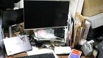 【デスク周りすっきり大改造：Before】書類はぐちゃぐちゃ、モニター下は物が平積みでカオス   