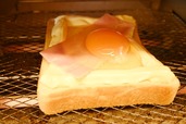【卵とベーコンのマヨトースト】トースターで焼く