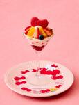 「Welcome RIBBON’s パフェ（スタンダードエリアVer.）」＜期間：2026年9月4日〜11月29日＞【ハローキティの“リボンモチーフスイーツ”がいっぱい！かわいいが詰まった「ハローキティ リボンリボン スイーツビュッフェ」でスイートなひととき♪】