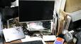 【デスク周りすっきり大改造：Before】書類はぐちゃぐちゃ、モニター下は物が平積みでカオス   