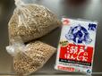 【自家製みその材料】大豆・麹・塩を用意しましょう。ほかに重し用の未開封の塩。カビ予防に酒粕をのせる方は酒粕も