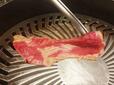 【牛たん酒場たんと　薄切り牛たん食べ放題】ロースターで牛たんを焼く