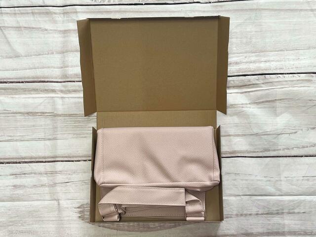 箱の中に入っている状態でもわかる素敵なカラー！『Her lip to 5th Anniversary Book One Handle Bag ver.Her lip to』小嶋陽菜完全監修「ハーリップトゥ」One Handle Bag（ワンハンドルバッグ）価格：3,289円（税込）