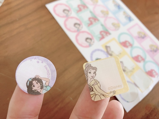 【ダイソー 洗濯タグ用シール（ディズニープリンセス）】シールで固定し、アイロンで吸着