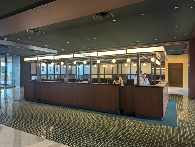 【星野リゾート 1955 東京ベイ】ロビー中央のコンシェルジュデスクは、当時のアメリカの銀行をモチーフにしているそう