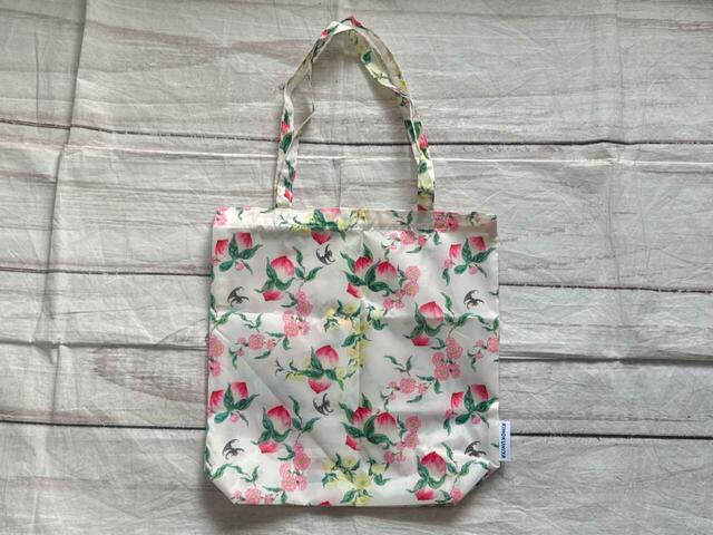 ケイタマルヤマのアーカイブからセレクトした桃柄のトートバッグ