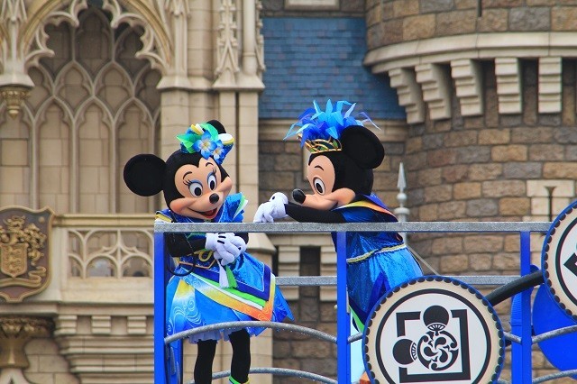 この手がね、と説明しますが通じない様子