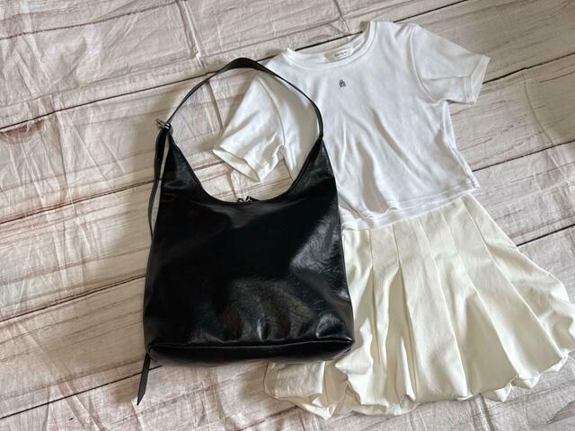 GU新作「2WAYロングベルトバッグ」×「ホワイトのクロップドリブT×ホワイトのバルーンミニスカート」ガーリーなカジュアルコーデを大人っぽく格上げしてくれます