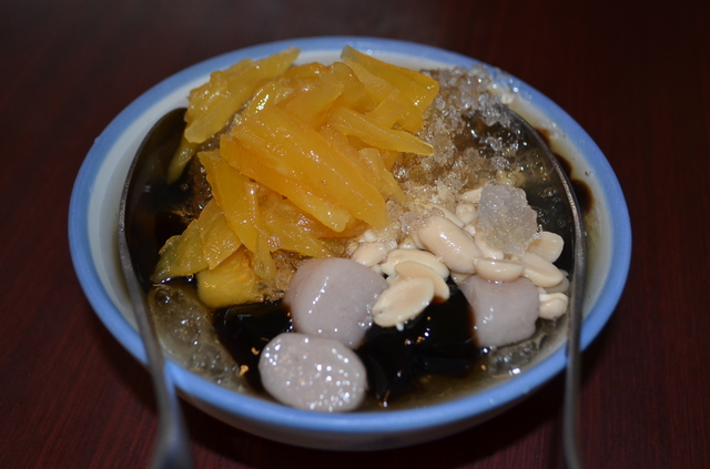 じゃりじゃりと大きめの氷に仙草ゼリー、芋圓、ドライマンゴーをプラスしたさっぱりデザート。「阿斌芋圓」