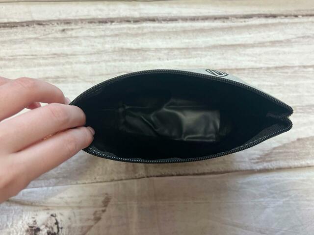 【cookpad plus2024年秋号付録/リトルミイミディアムメイクポーチ】内側がPVC貼り加工されているため、丈夫なところもうれしいポイント