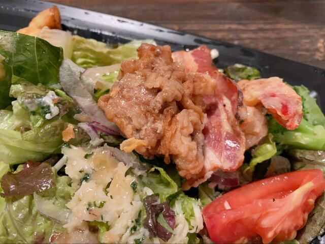 【ロイヤルホスト　食いしんぼうのシェフサラダ】唐揚げも入ってる！ボリュームたっぷりのサラダ