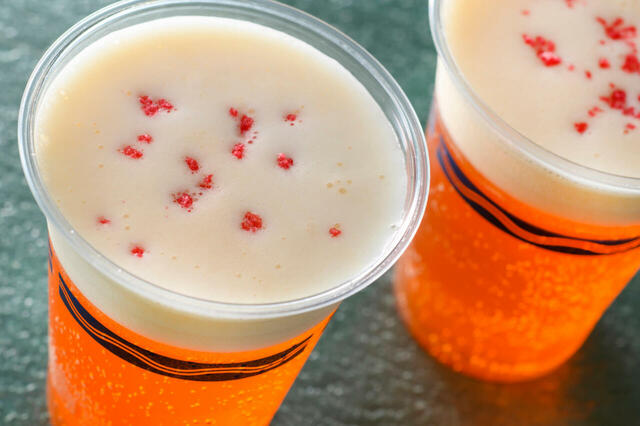 ビアカクテル（カムカム） 830円｜東京ディズニーリゾート「ディズニー・クリスマス」スペシャルメニュー｜販売店舗：東京ディズニーシー「バーナクル・ビルズ」｜発売日：2024年11月8日（金）〜12月25日（水）