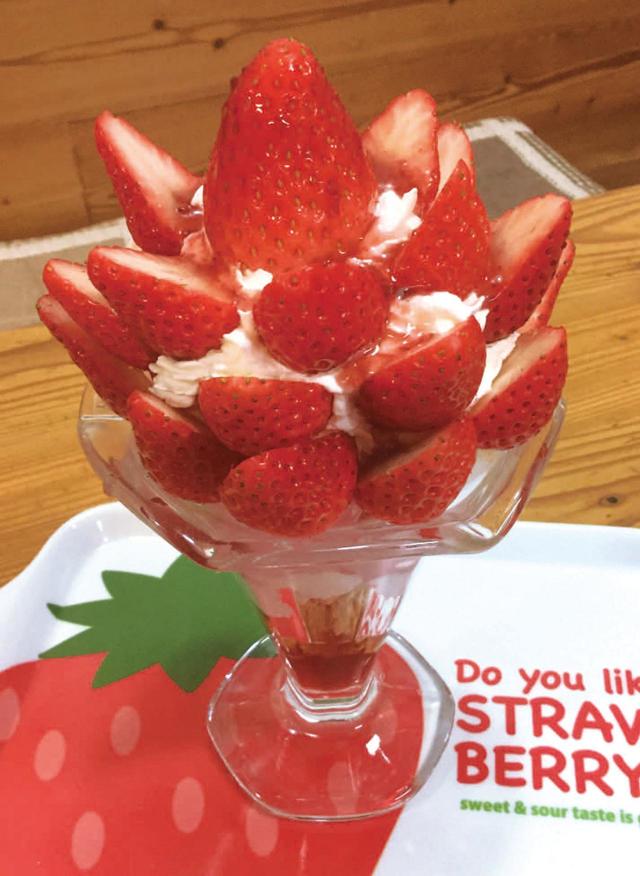 スペシャルいちごパフェ【ストロベリーフィールド】