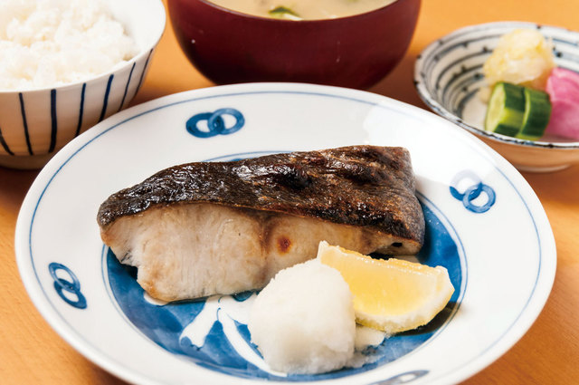 いし井　銀だら塩焼き定食（ライス・味噌汁・漬物付）　1030円