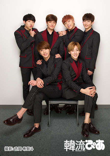 U-KISS左上段から時計回りにフン、イライ、スヒョン、キソプ、ケビン、ジュン　撮影：吉岡希鼓斗