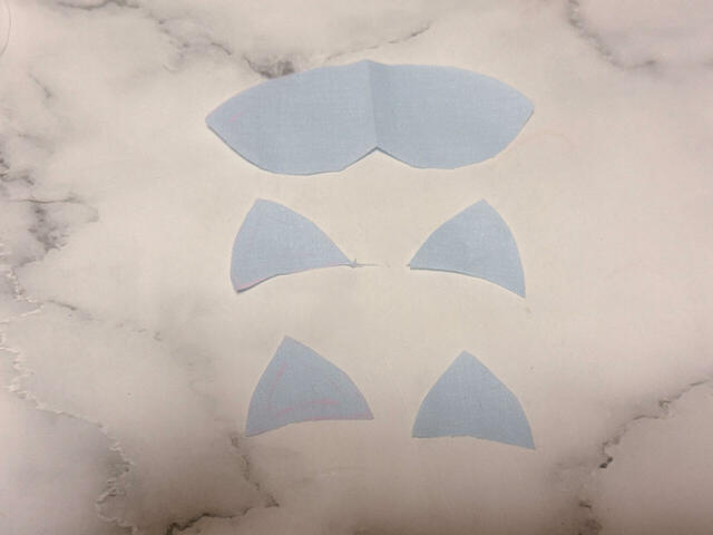 ハチワレの頭の模様と耳用の布をカットします