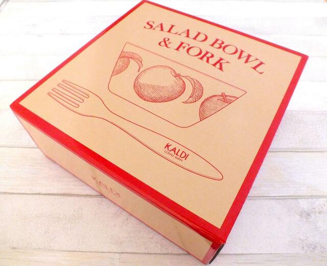 【カルディ　りんごバッグ：サラダボウル＆フォーク】外装箱もりんごの赤がアクセントになっています