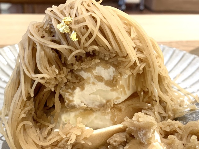 モナカの中にさらにミルクアイスが忍んでいます