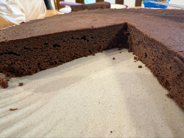 【ロピア シェアするクラシックガトーショコラ】カットして家族や友人とシェアすれば、満足感のあるデザートタイムになります♪