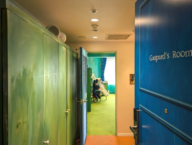 【ハイランドリゾートホテル&スパ】ガスパールが住むパリのアパルトマンを表現した「ガスパール ルーム」