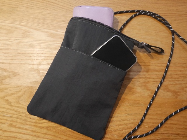 【ベルメゾン／モッテミー　荷物持ちリュック】スマホや財布、メガネケースやリップなど、小物をまとめて持ち歩けます◎