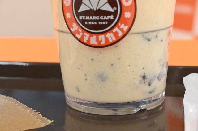 【サンマルクカフェ】「クッキー&クリームスムージーwithハーゲンダッツ」の中にもたっぷりのココアクッキー