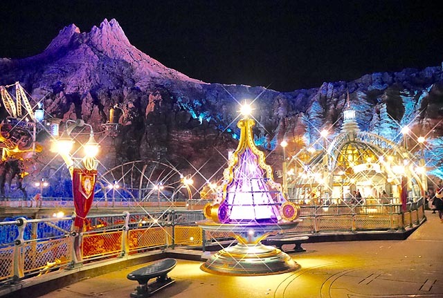 ミステリアスアイランドのツリー。静かに色が変化する神秘的なツリーは風景も一緒に! ©Disney