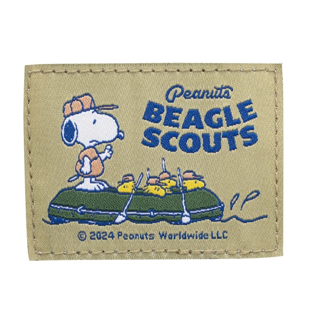 【SNOOPY アウトドアに強い！ BEAGLE SCOUTS 撥水多機能ショルダーバッグ BOOK】水場を進むビーグル・スカウト。