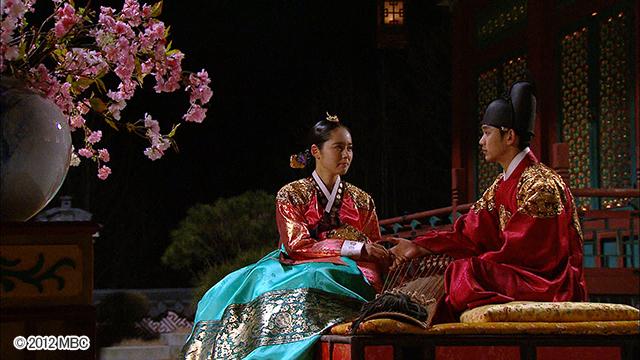 『太陽を抱く月』 © 2012 MBC